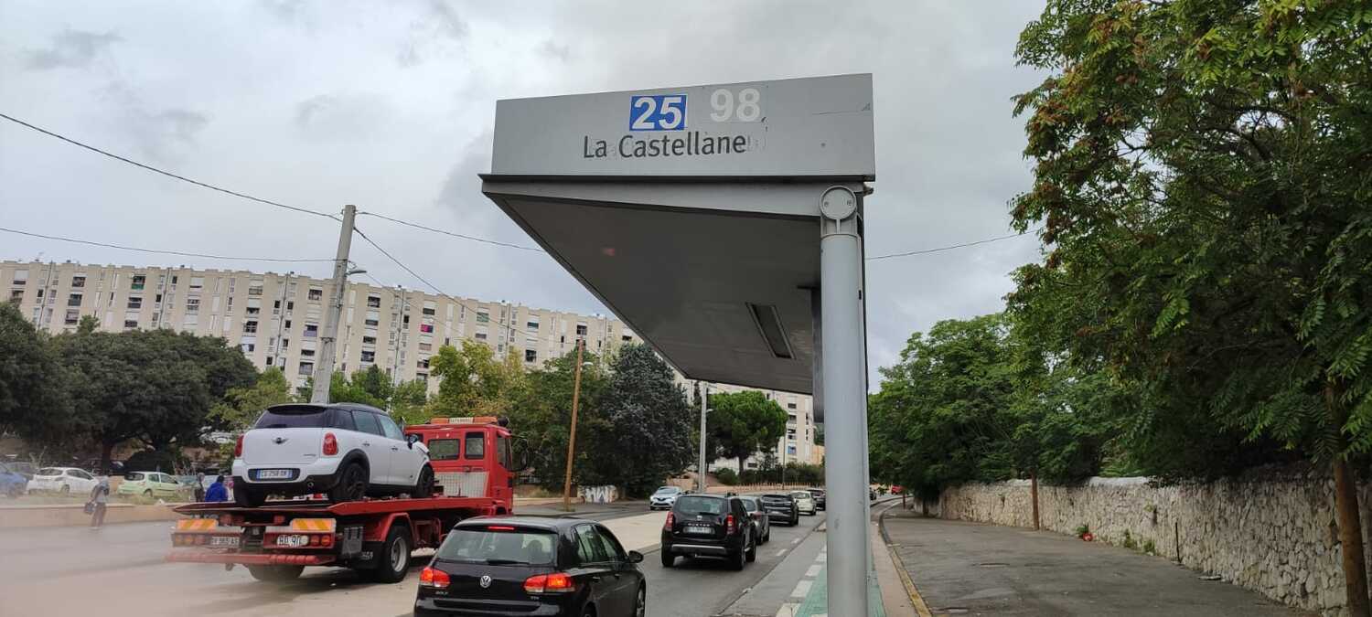 ラ・カステランのバス停。ここまでは大丈夫だったのだが