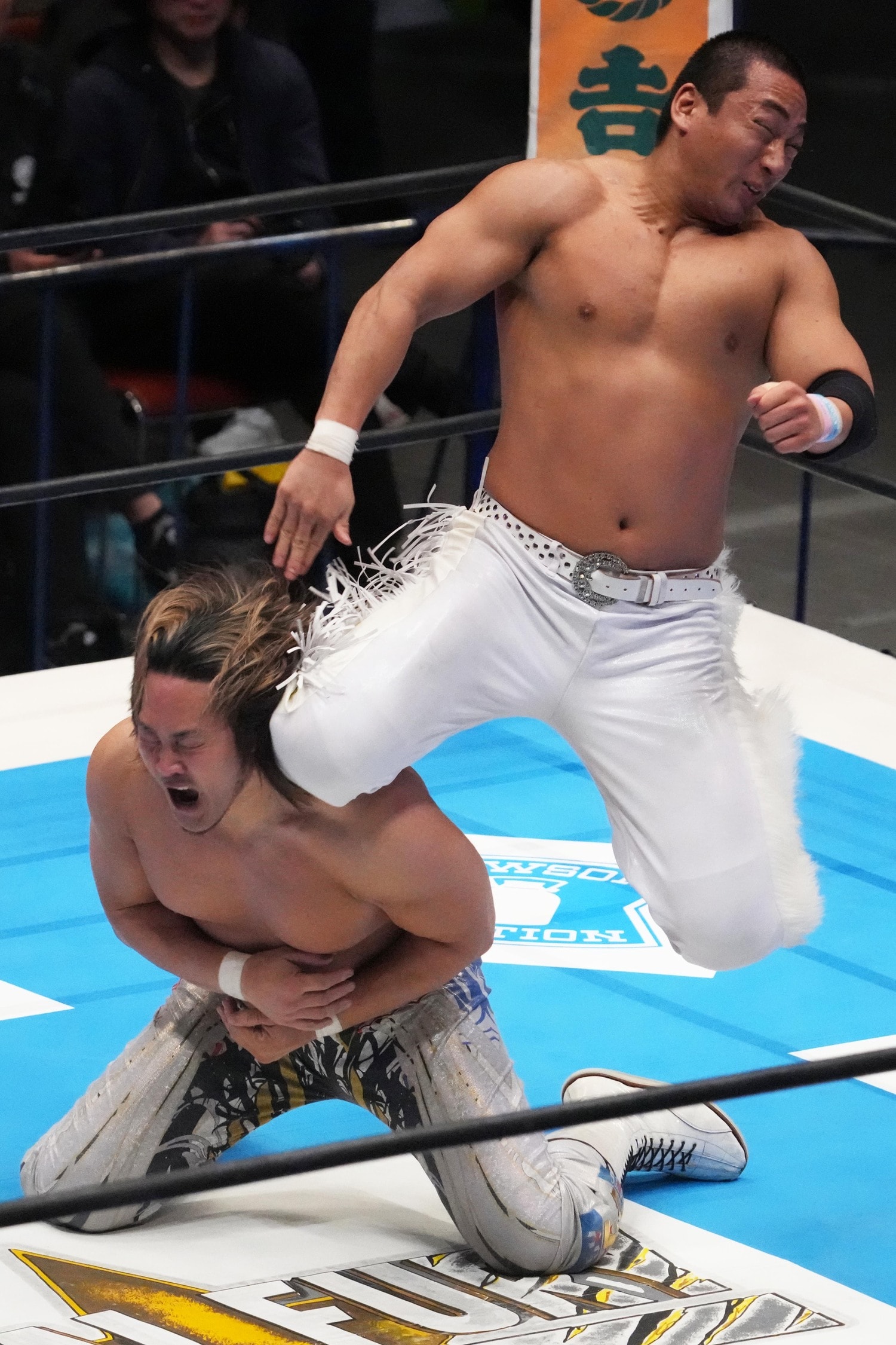 棚橋弘至に背後からヒザを浴びせる海野翔太 ©Masashi Hara