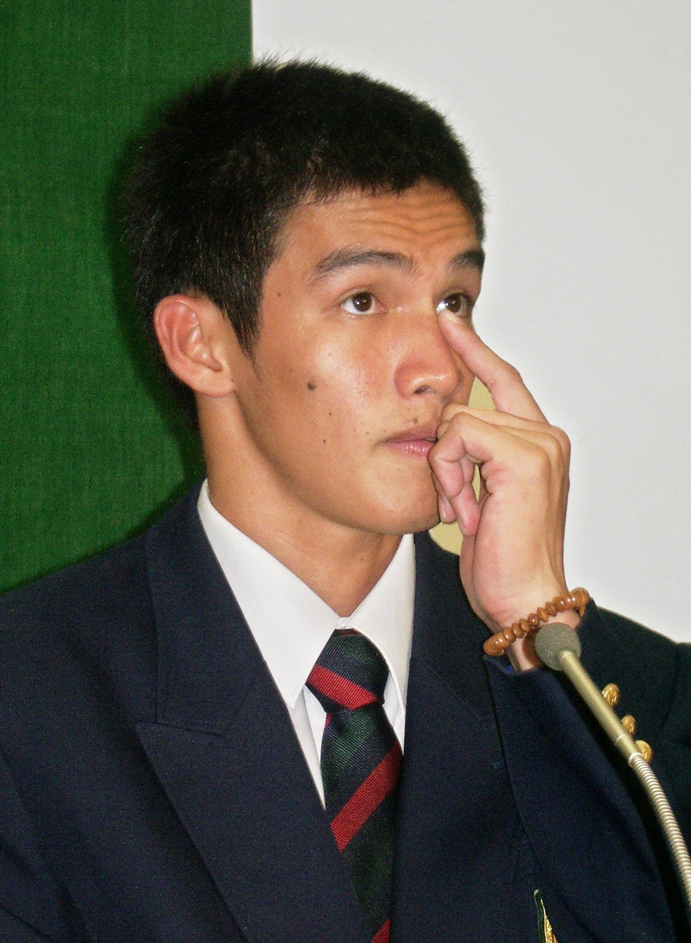 交渉権を得た日本ハムの印象を聞かれ、複雑な表情を浮かべる陽仲壽（福岡第一高校で）。陽はその後、4年目オフに「陽岱鋼」と登録名を変える