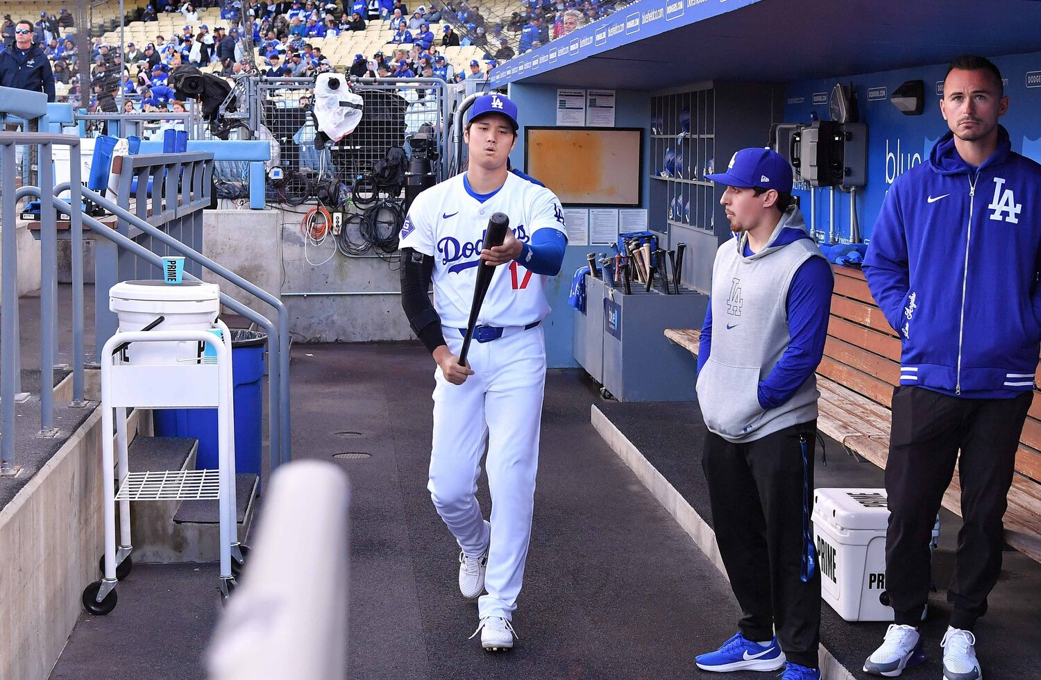 大谷が時折見せるバットをスリスリする姿は、ミラーらもまねているそうだ　©JIJI PRESS