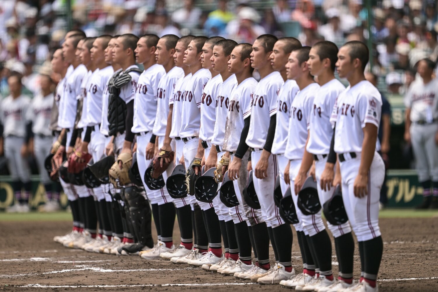 ３回戦進出を決め、整列して校歌を歌う広陵高の球児たち　©︎Nanae Suzuki