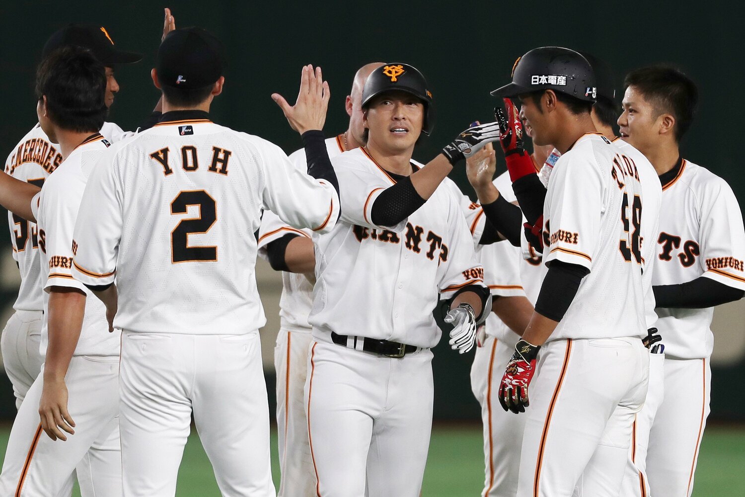 2018年9月30日、広島戦でサヨナラヒットを放ちナインから祝福される長野　©JIJI PRESS