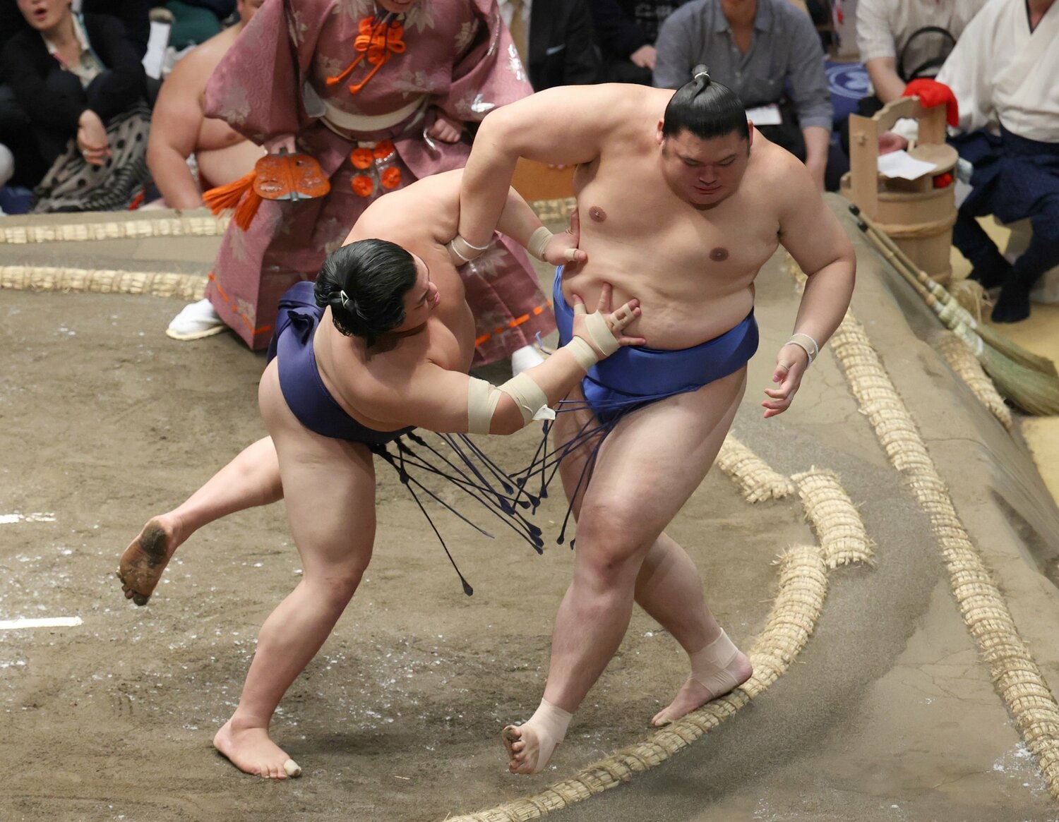 9日目、平戸海（左）は押し出しで大の里を破った　©JIJI PRESS