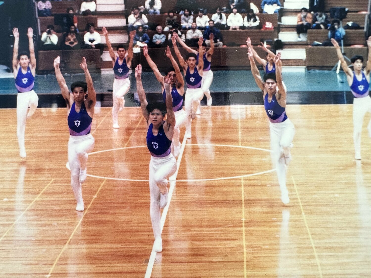 大学時代に所属した体操部での集団演技。写真センターが佐藤さん　提供：佐藤弘道