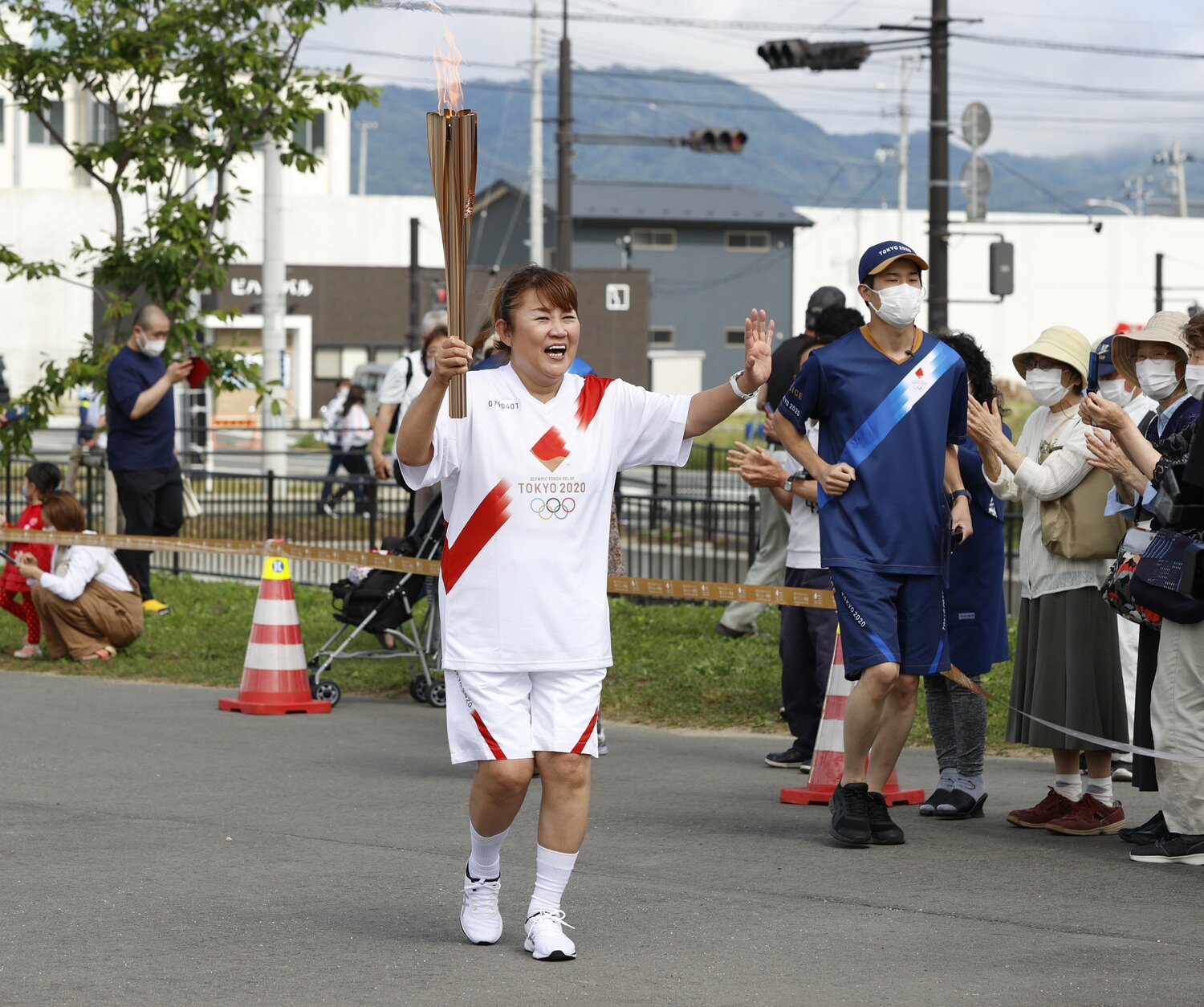 東京五輪前には、「復興ふるさと大使」を務める縁で、岩手県山田町で聖火リレーに参加した山田邦子。覚えている人はおそらく多くない　©JIJI PRESS