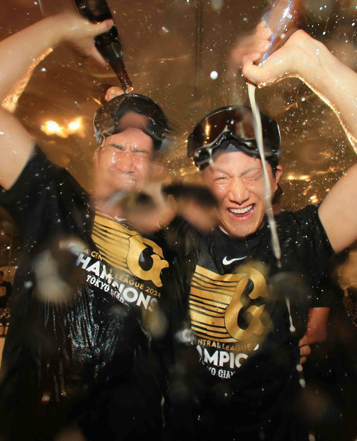 4年ぶりにリーグ優勝を果たし、ビールかけに参加した“スガコバ”　©︎JIJI PRESS