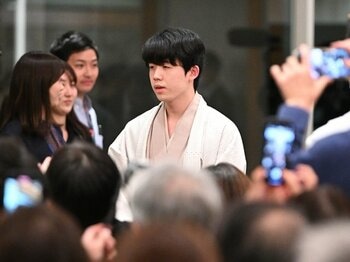 「あああああーーっ！！」「そんなあ！！」藤井聡太“八冠達成の大逆転劇”に響いた悲鳴…記者が見た“テレビに映らなかった”全冠制覇の舞台裏＜Number Web＞ photograph by Keiji Ishikawa