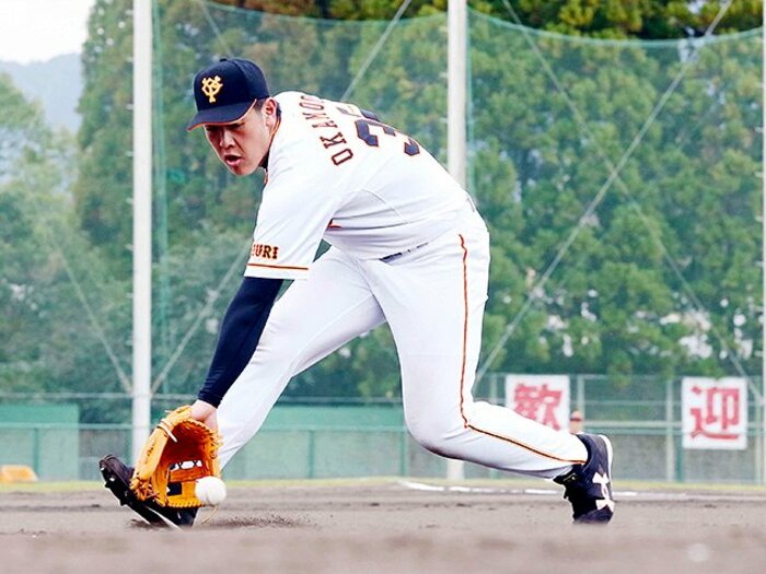 打撃のための時間を、守備で稼ぐ。巨人・岡本和真は清原になれるか。<Number Web> photograph by NIKKAN SPORTS