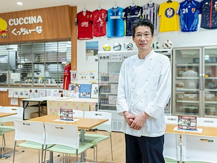 ＜歩みをとめない者たち＞料理人・西芳照がサッカー日本代表と故郷に注ぎ続ける愛情。＜Number Web＞ photograph by Takuya Sugiyama