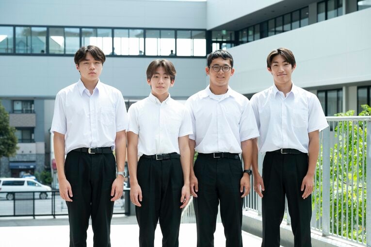 左から高本（1年、背泳ぎ）、中出（1年、平泳ぎ）、岡本（2年、バタフライ）、滝沢（2年、自由形）　©︎Tadashi Hosoda