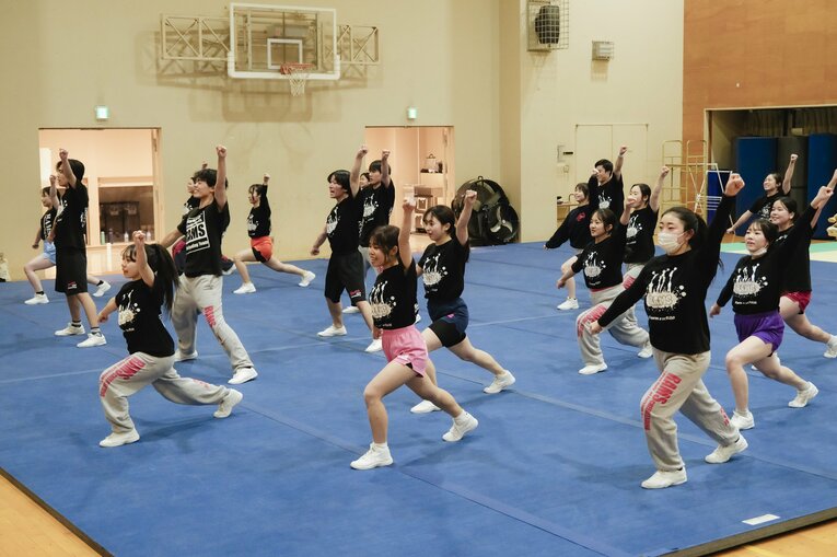 現在の東外大チアリーディング部の練習風景。部員は80人を超えるという　©Wataru Sato