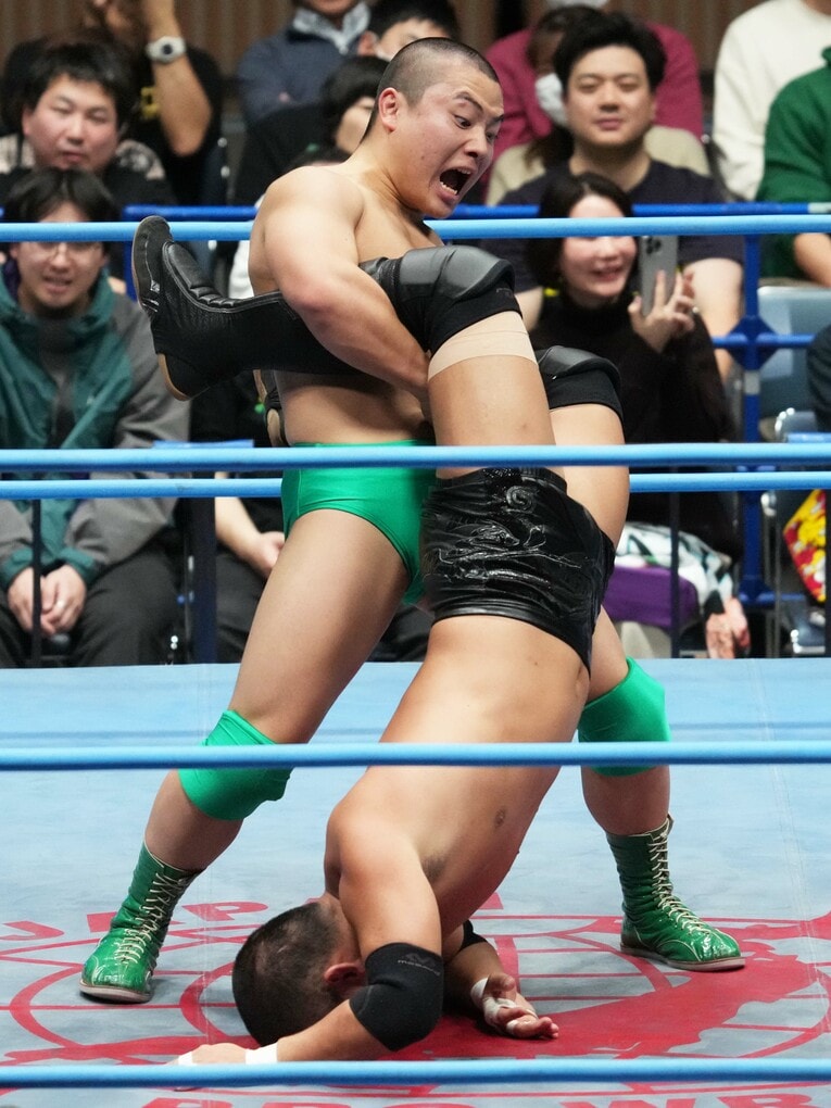 阿部史典をボストンクラブに持っていく長尾一大心　©Essei Hara