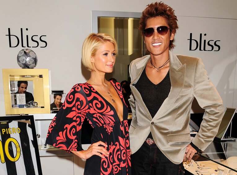 2009年、表参道ヒルズでパリス・ヒルトンとの2ショットに収まる新庄剛志。野村監督からは「宇宙人」と評されたが、相性は決して悪くなかったという　©Getty Images