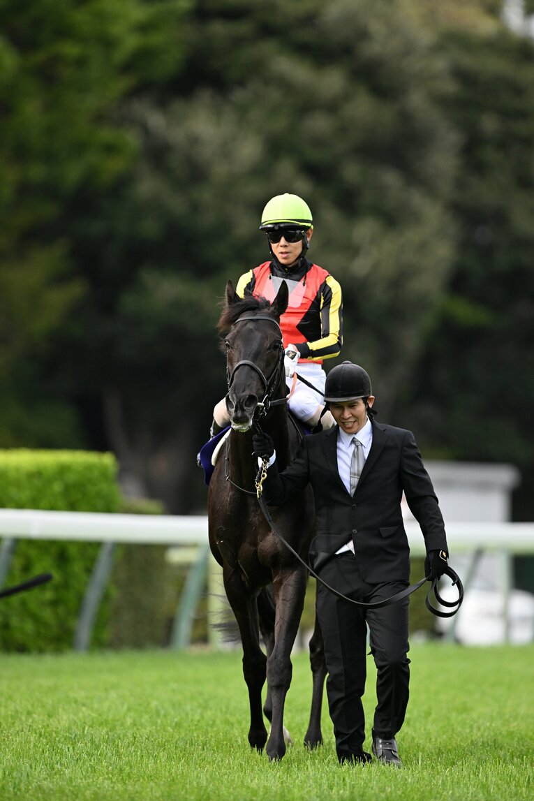 レース後のクロワデュノールと北村友一　©Keiji Ishikawa