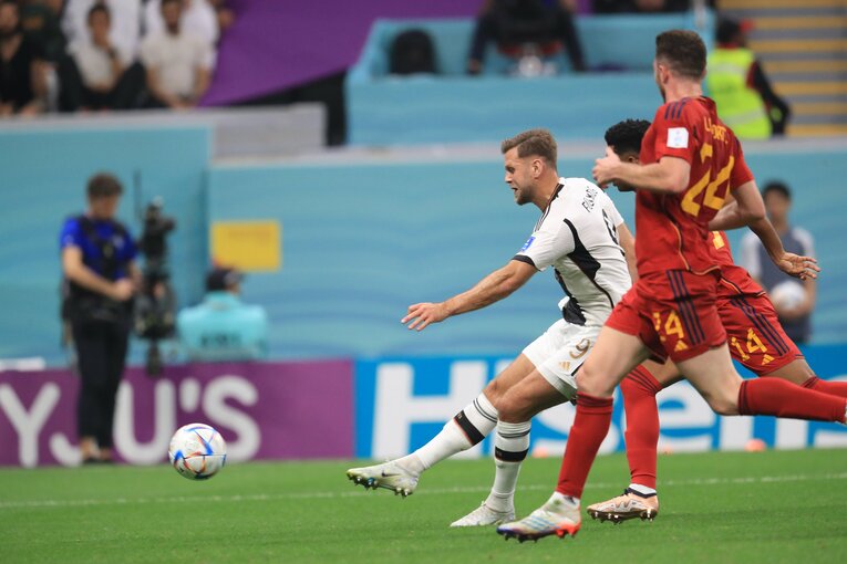 シュートを放つフュルクルク（クリックするとゴールシーンを連続で見ることができます）　©Kazuo Fukuchi/JMPA