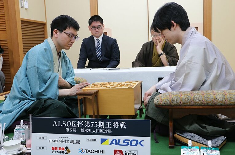 王将戦第5局後の感想戦。藤井聡太王将（右）が永瀬拓矢九段に「評価値的には逆転勝ち」した1局だった ／ photograph by Shintaro Okawa