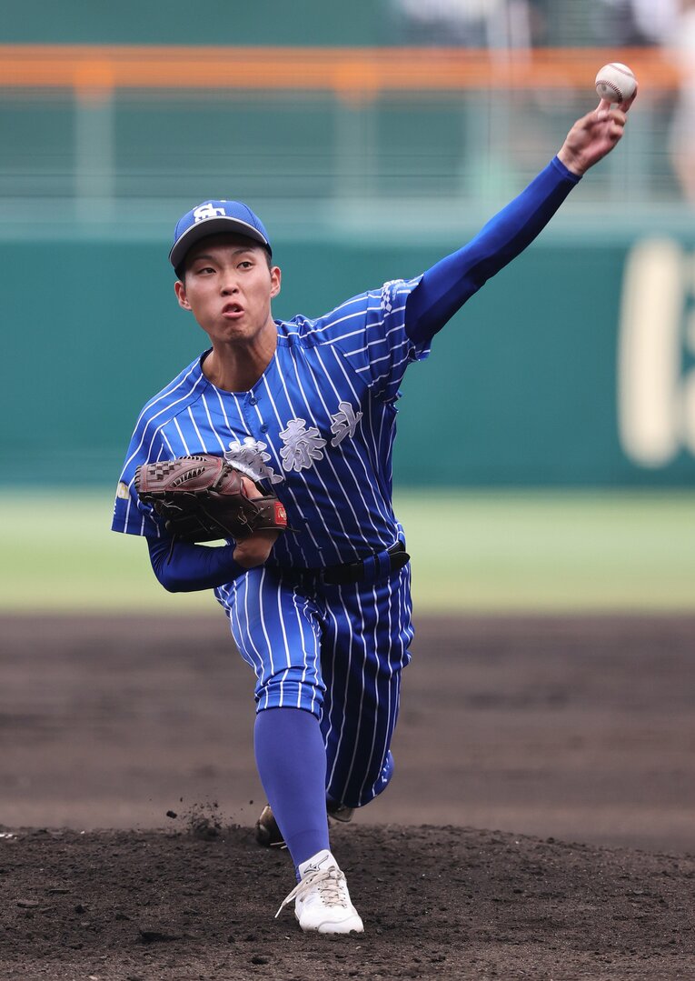 青藍泰斗（私立）。ブルーに白いストライプが入った派手なユニフォームで話題に　©JIJI PRESS