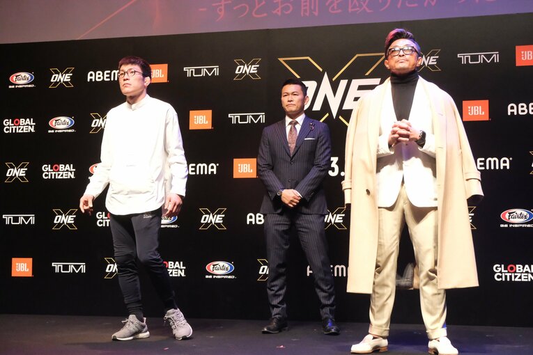 記者会見での記念撮影。元格闘家で参議院議員の須藤元気氏が立会人を務めた　©Norihiro Hashimoto