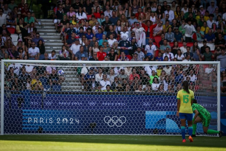 谷川の鮮やかな弾道の一撃。ブラジルのGKは見送るしかなかった　©Getty Images
