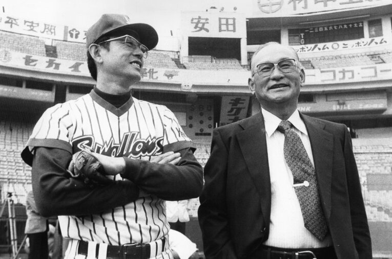 1978年の日本シリーズ開幕前日に広岡達朗を激励した川上哲治。確執も伝えられた両者だが、広岡は川上への尊敬の念を抱き続けている ／ photograph by Sankei Shimbun