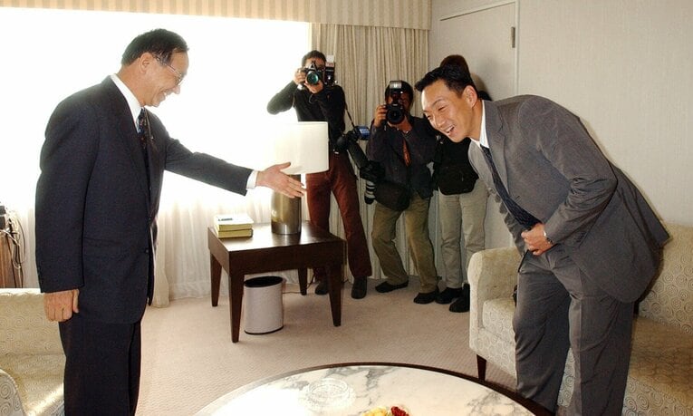 2002年11月13日、阪神・野崎勝義球団社長（左）と交渉に臨む広島・金本知憲。阪神入団を決意することになる ©JIJI PRESS