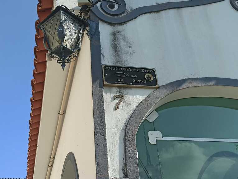 入口に、「1953年3月3日、ここでジーコが生まれた」というプレートがある