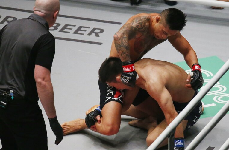 2019年、ONEのフェザー級タイトルマッチに挑んだ松嶋（vsマーティン・ニューイェン）　©AFLO