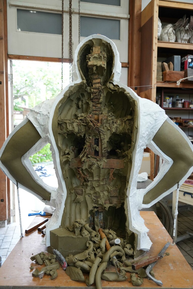 猪木像からかき出された粘土。像の中心にあった角材も見える