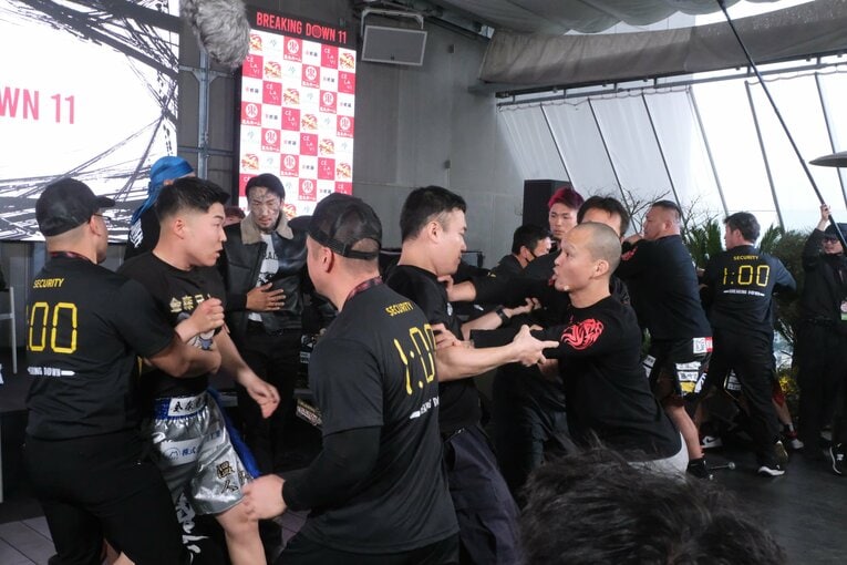 記者会見で入り乱れる大阪チームと大宮チームの出場者たち　©Norihiro Hashimoto