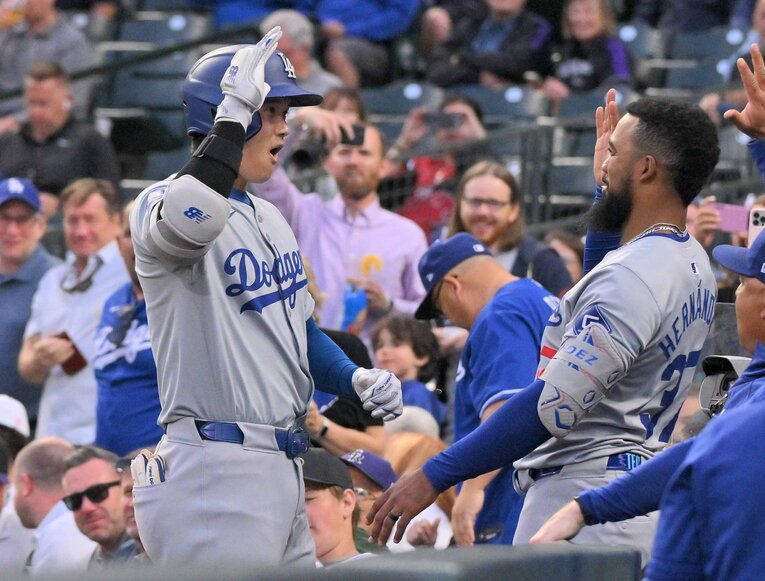 現地18日のロッキーズ戦。今季メジャー最長飛距離の145mホームランを放った大谷翔平　©JIJI PRESS