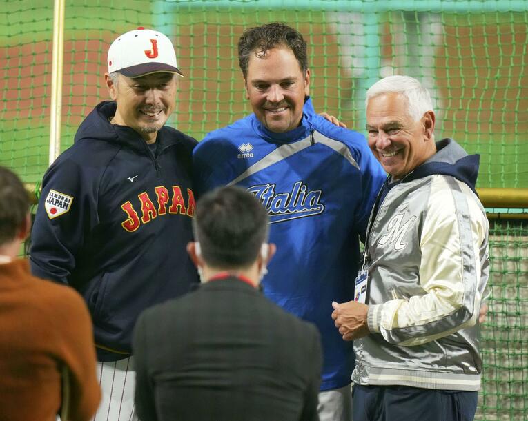 メッツ時代にバッテリーを組んだピアザ監督（中央）、当時の指揮官・バレンタイン氏と記念撮影　©︎KYODO