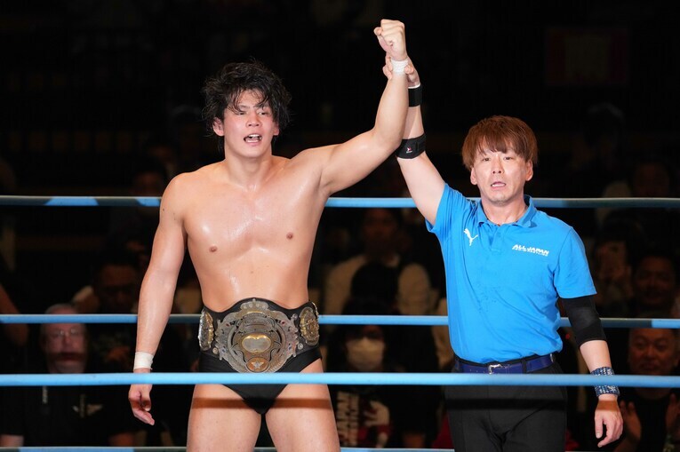 大逆転で中嶋勝彦に勝利し、安齊勇馬は三冠ヘビー級王座のベルトを巻いた　©Essei Hara