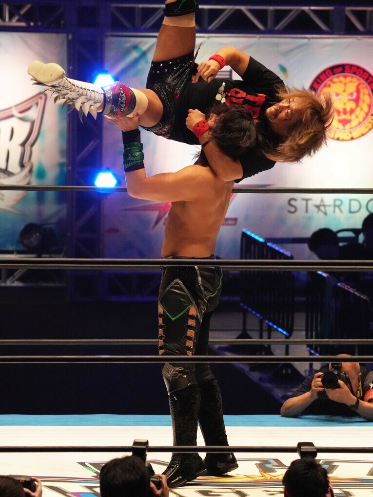 内藤哲也とジェイク・リー。5月6日、日本武道館　©Essei Hara