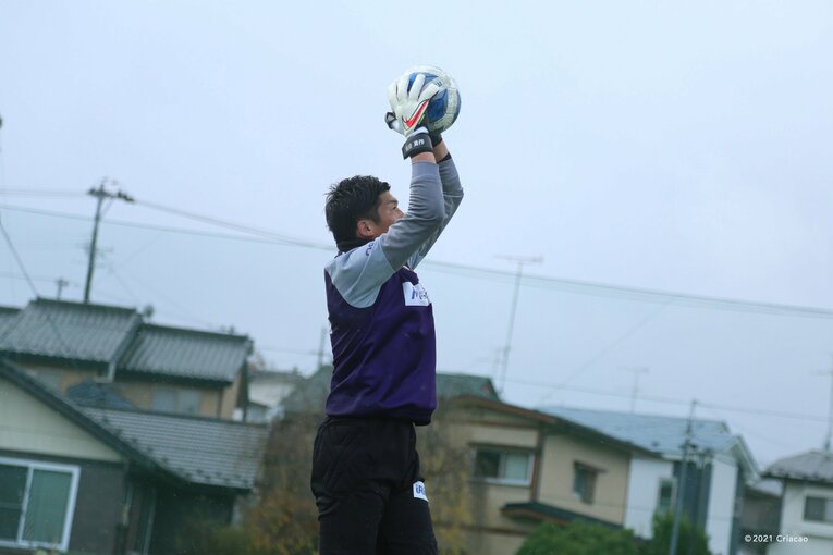 西川周作からもらったGKグローブでプレーする岩舘