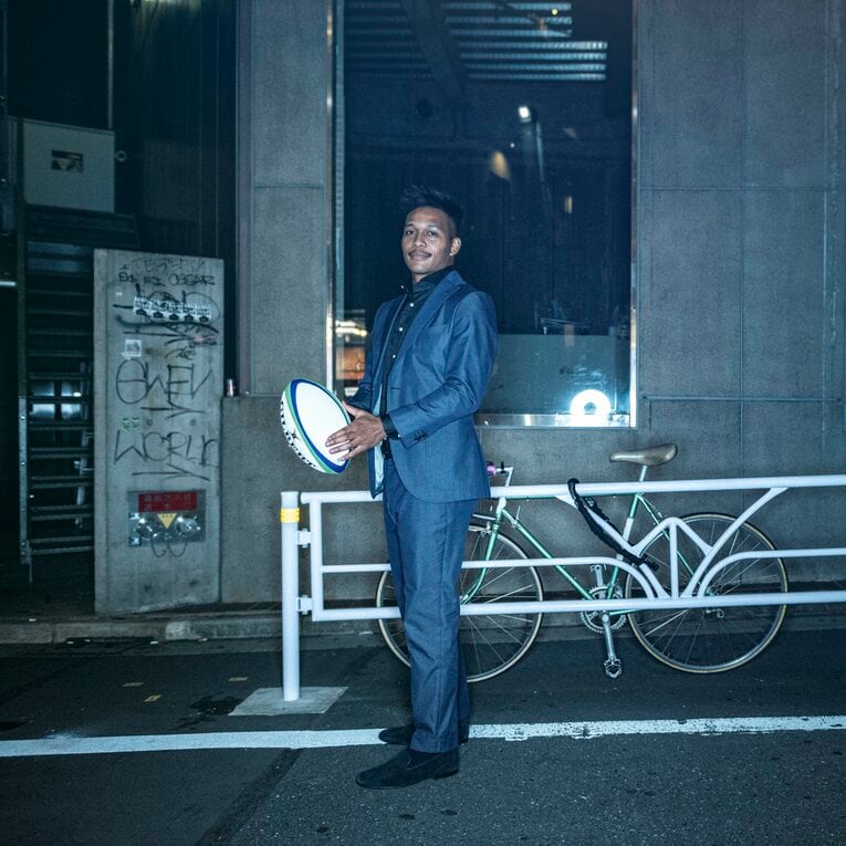 スーツ姿で登場した松島幸太朗　©︎Takuya Sugiyama