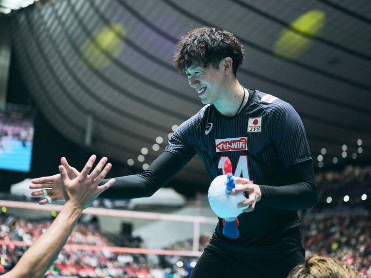 難敵トルコに勝利し、笑顔の石川祐希　©︎Yuki Suenaga