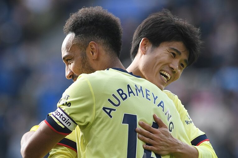 レスター戦での冨安健洋とオーバメヤン。エースは主将として引っ張る姿を見せられるのか ／ photograph by David Price/Getty Images