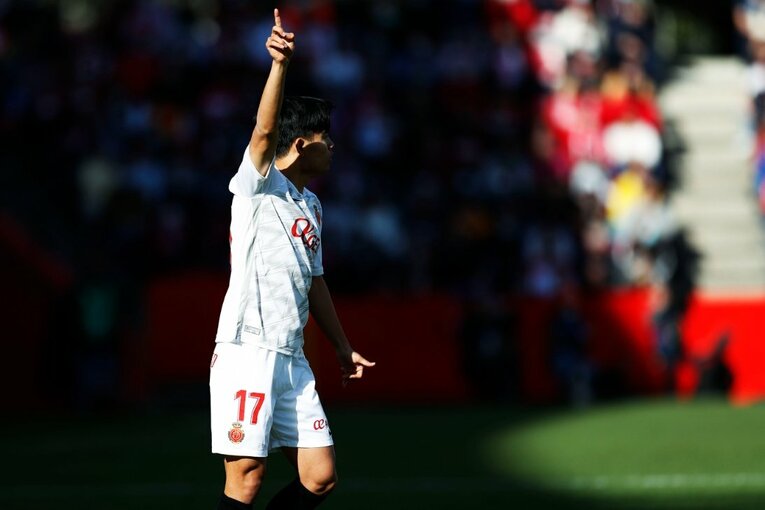 久保建英vsバルサがW杯イヤーのリーガ初戦… 年末の試合で見た「タケの身体の進化」と新星たちの奮起〈撮影者の視点〉(39)