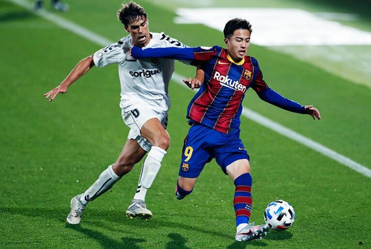 安部裕葵、大ケガから復活＆バルサBの9番に！ 最新プレーとマシア、イニエスタの壁画など貴重写真(8)