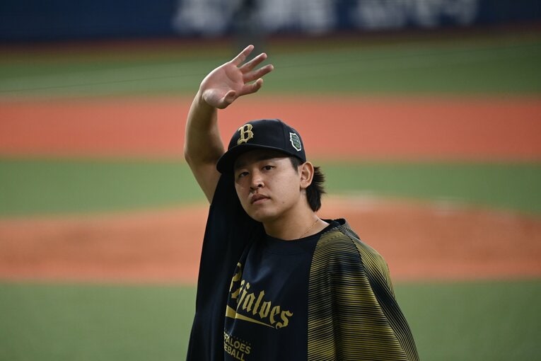 スタンドからの声援に応える宮城　©︎Naoya Sanuki