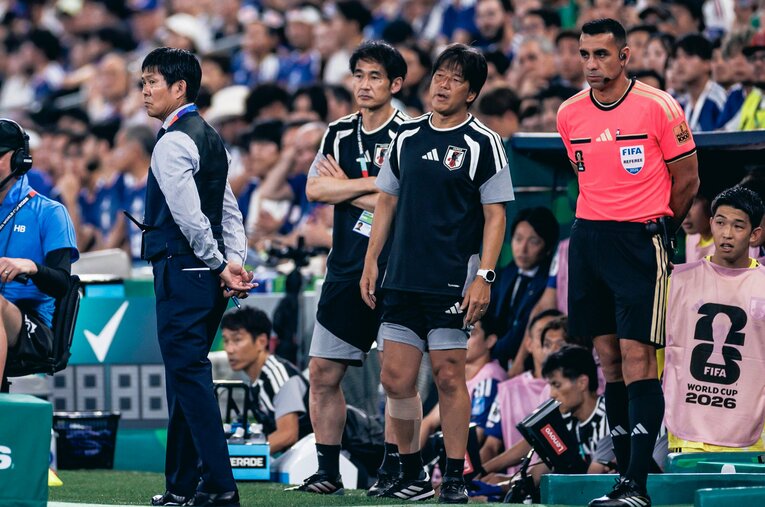 日本代表の攻撃面に関しては名波浩コーチがメーンで担当している　©Kiichi Matsumoto/JMPA