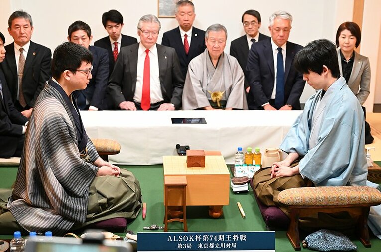 永瀬拓矢九段が藤井聡太七冠に挑んでいる王将戦。第3局の後、記者が聞いた「80分間の本音」、その内容とは ／ photograph by Keiji Ishikawa