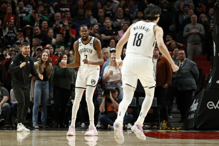 ケビン・デュラントらとプレーすることで、渡邊の才能も発揮されている　©︎Getty Images