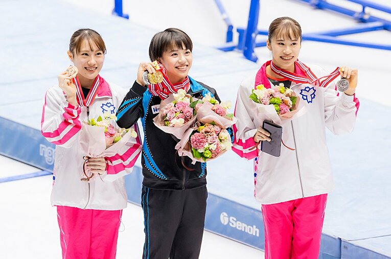 全日本体操選手権の女子個人総合で2年ぶり4度目の優勝を飾った村上茉愛（中央） ／ photograph by Kiichi Matsumoto