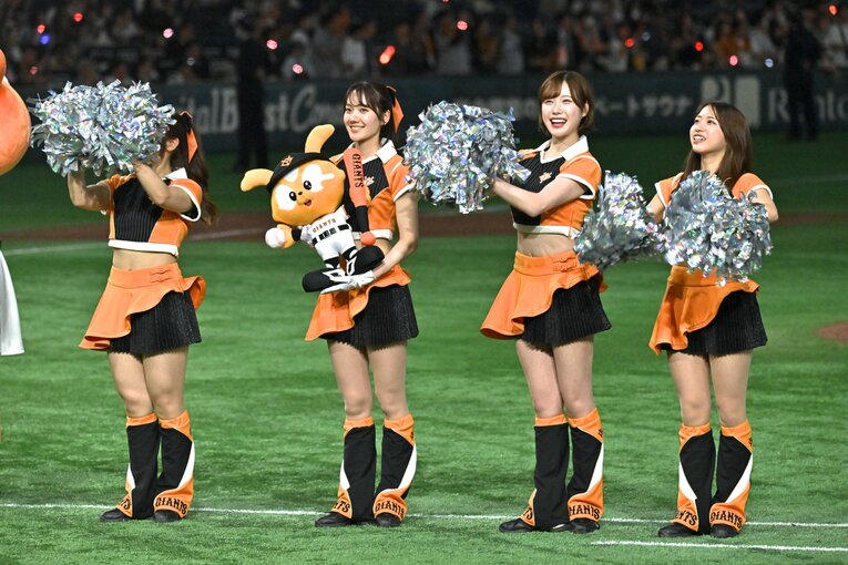試合を盛り上げる巨人の公式マスコットガール「VENUS」　©Hideki Sugiyama