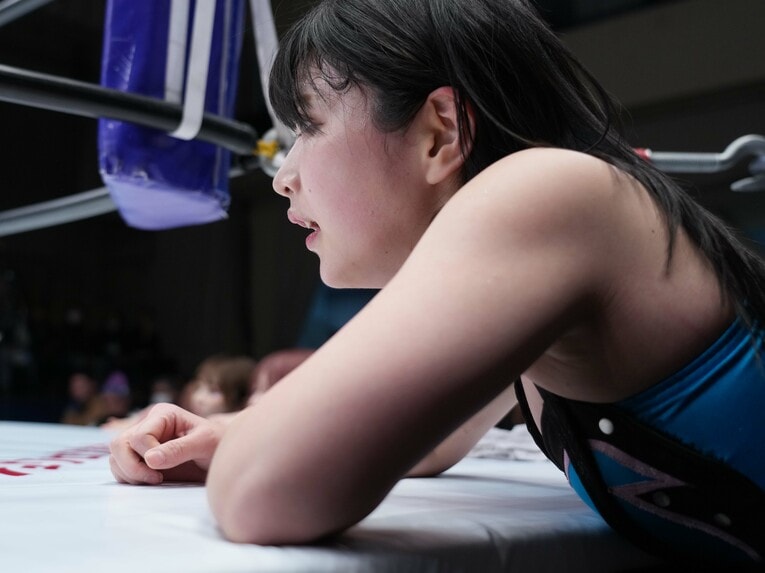 コーナーで試合を見守るさくらあや　©Essei Hara