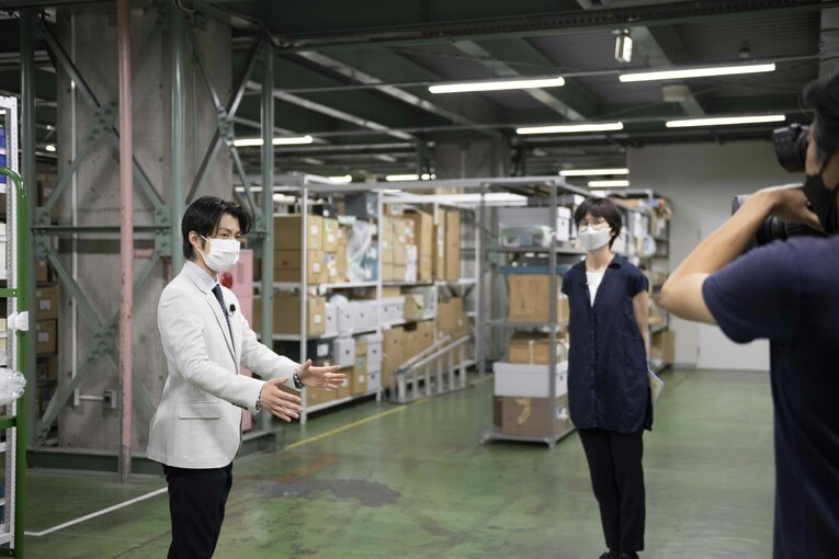 博物館の倉庫に潜入し、学芸員の説明を受ける町田　©Asami Enomoto