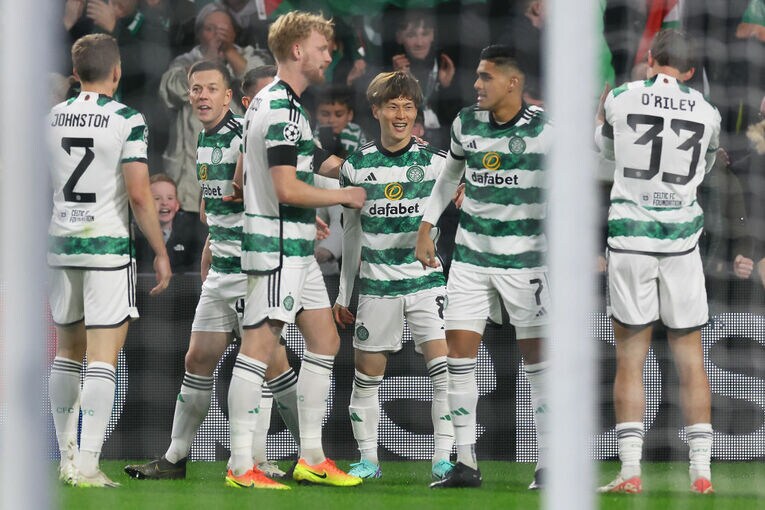 アトレティコ戦でゴールを陥れ、祝福される古橋。しかしセルティックは……　©Getty Images