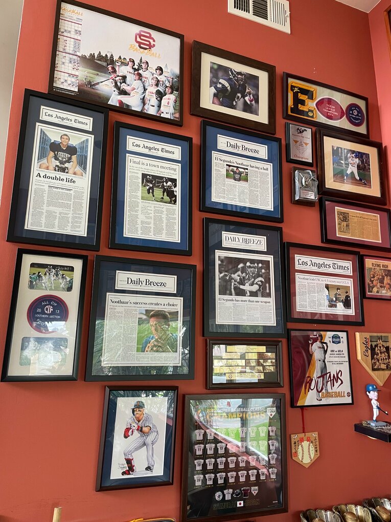 ロサンゼルスの自宅に飾られた写真や記事のパネル。アメフト選手時代のものも　©Aogu Tanaka
