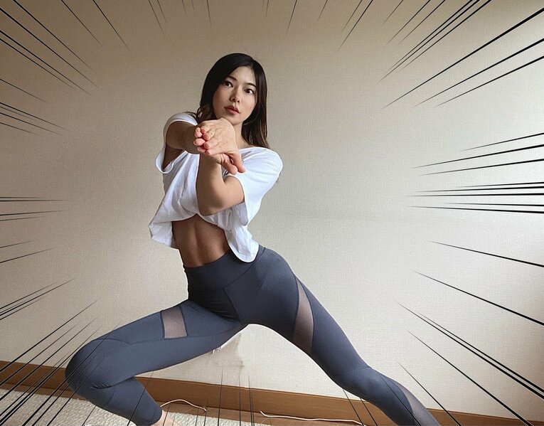 Twitterで話題を呼んだ「ジョジョ立ち」写真（クリックするとその他の「ジョジョ立ち」写真、撮りおろしグラビアもご覧になれます）